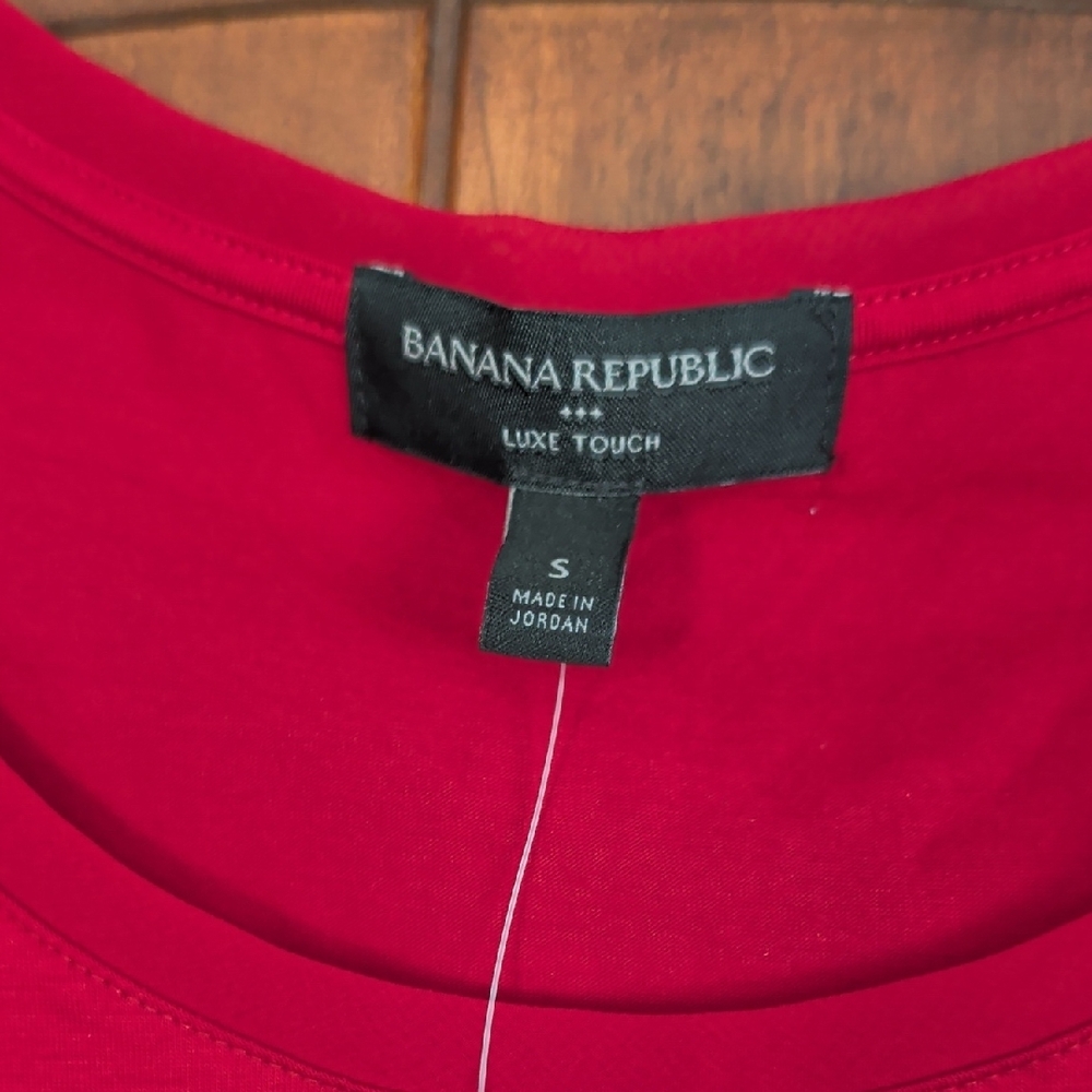 Banana Republic Women’s Bright Red Scoop Neck Short Sleeve Tee - Picture 2 of 5